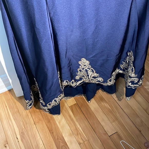 Gold and blue gathering. - Picture 2 of 4